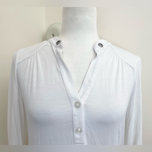 Pretty Ella Moss 3/4 sleeve hi-lo metal grommet collar top! - Picture 3 of 10